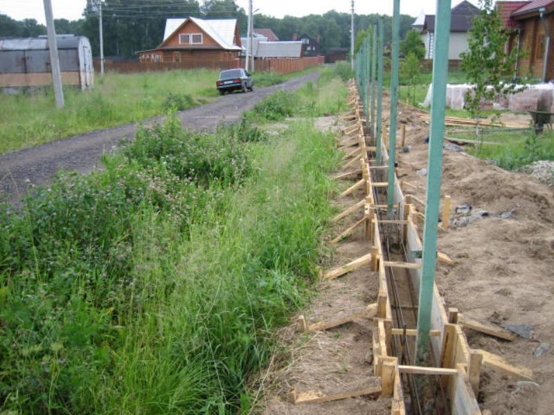 ленточный фундамент под забор из профлиста