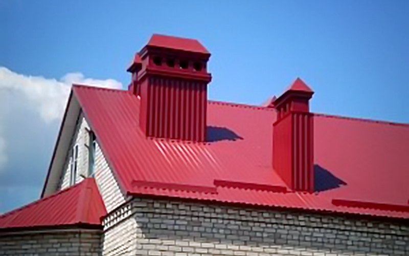 труба на даху із профнастилу