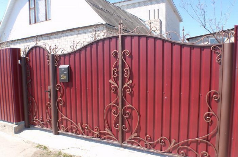 кованные ворота из профнастила