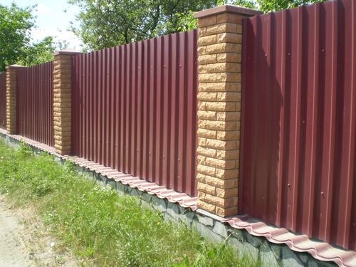 забор из кирпича и профнастила