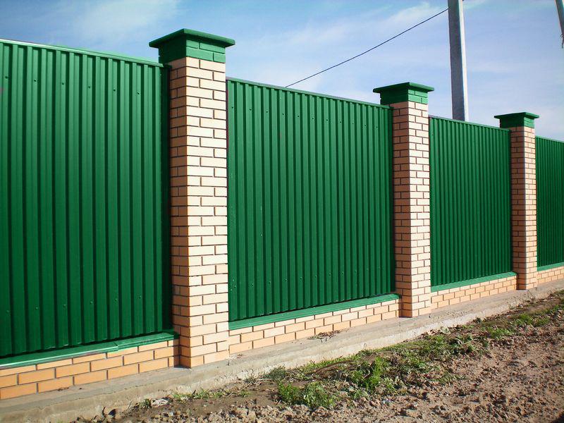 забор из профнастила с кирпичными столбами