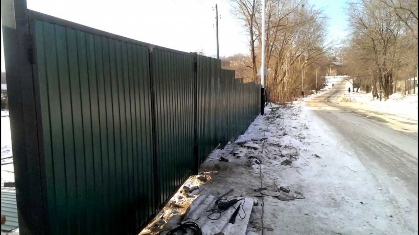 забор из профнастила зимой