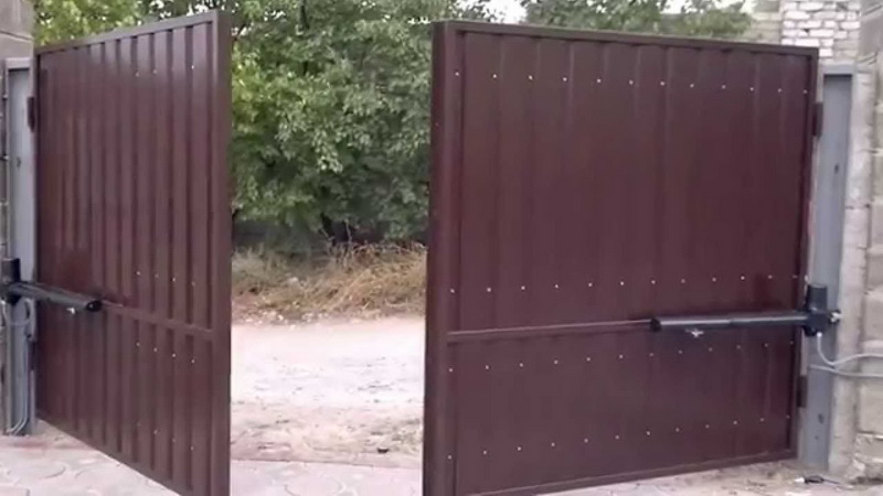 распашные ворота из профнастила