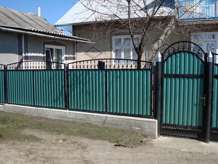 забор из профнастила с элементами ковки