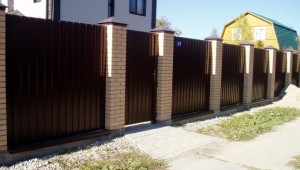Дешево и красиво: из чего построить забор?