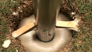 Как правильно установить столбы для забора из профнастила?