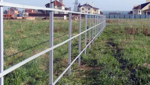 Как правильно выбрать столбы для забора из профнастила?