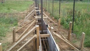 Опалубка для забора из профнастила: технология изготовления