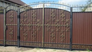 Забор из профнастила с ковкой: достоинства неоспоримы