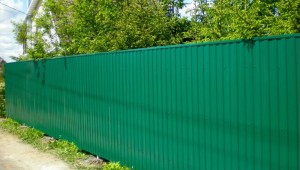 Какой забор лучше деревянный или из профнастила?
