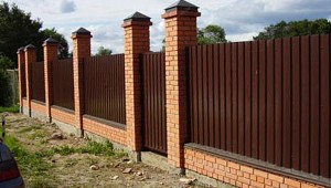 Комбинированный забор из кирпича и профнастила своими руками