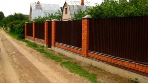 Забор для дома из профнастила: красиво, быстро, экономно!