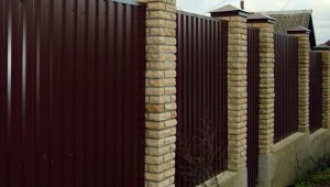 Как построить забор из профнастила с кирпичными столбами?